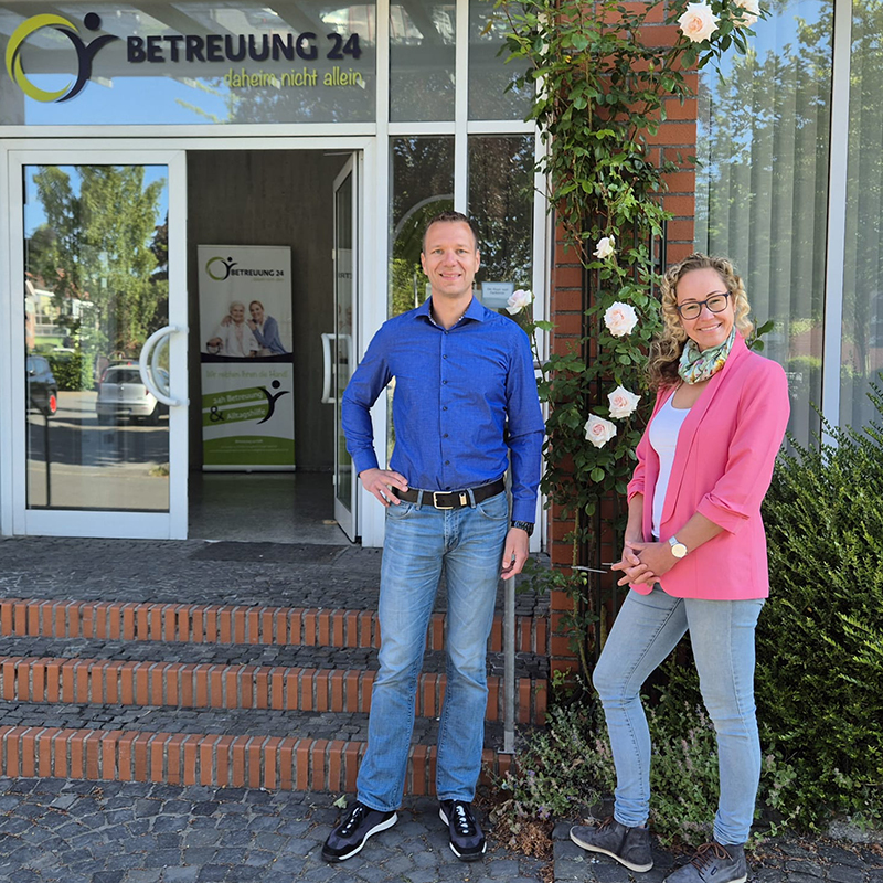 Oliver und Ariane Frankrone von Betreuung24 vor dem Büroeingang – persönliche 24h-Betreuung mit direktem Ansprechpartner